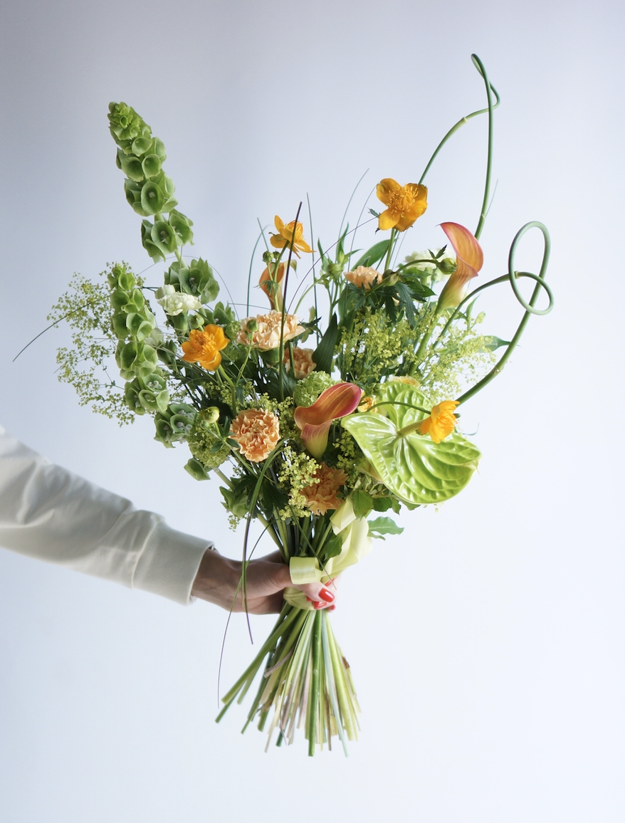Несколько полезных советов для продления жизни букета в домашних условиях.



1.Подготовка цветов



• Перед тем как поставить цветы в воду, удалите нижние листья, чтобы они не касались воды.



• Подрежьте стебли примерно на 1,5 см под углом 45 градусов.



2. Ваза и вода



• Используйте чистую вазу.



• Наполните ее прохладной водой.



• Можно добавить специальную подкормку Krisal (прилагается).



3. Уход за цветами



• Меняйте воду регулярно, следите, чтобы она оставалась чистой и прозрачной.



• При каждой смене воды ополаскивайте вазу и обновляйте срез стеблей.



4. Если цветы в оазисе (губке)



• Добавляйте немного воды каждые 2-3 дня, не допуская полного высыхания губки.



5. Оптимальные условия



• Держите цветы в прохладном месте, вдали от:



• прямых солнечных лучей,



• источников тепла,



• сквозняков.



• Обеспечьте доступ свежего воздуха.



• Не размещайте цветы рядом с фруктами и овощами.



Следуя этим простым рекомендациям, вы продлите жизнь букета и сохраните его свежесть дольше!
