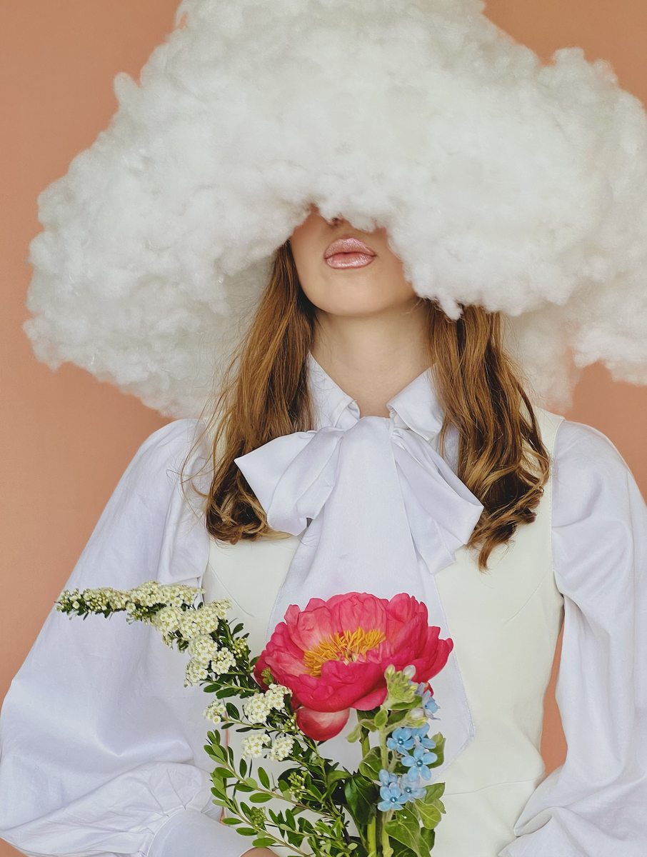 Модные тенденции во флористике от шеф-флориста мастерской Следуй за цветами



1. Естественность и органика: всё больше гостей мастерской выбирают композиции в керамических бонсайницах и плетёных кашпо, отдавая предпочтение натуральным материалам и природным формам. Цветы и изящно изогнутые цветущие ветки в таких аранжировках выглядят так, словно проросли естественным образом.



2. Минимализм и лаконичность: современные флористические работы всё чаще отличаются сдержанной элегантностью, без лишнего декора, акцентируя внимание на форме, фактуре и естественной красоте растений.



3. Лёгкость садово-полевых букетов: воздушные, раскидистые композиции с яркими контрастными сочетаниями цветов и пышной зеленью выглядят так, будто их собрали во время прогулки по солнечной поляне.



4. Эксперименты с формами и текстурами: флористы всё чаще выходят за рамки традиционных решений, используя необычные материалы, смелые сочетания оттенков и нестандартные конструкции, создавая по-настоящему уникальные и запоминающиеся композиции.



5. Цветы для интерьера: в интерьере всё большую популярность приобретают пышные охапки цветов — маттиолы, альстромерии, сантини, кустовых роз, пионов, диантусов. Также востребованы менее известные, но изящные и стойкие представители, такие как орнитогалум, хамелациум, клематис и леукодендрон, идеально подходящие для домашних ваз.