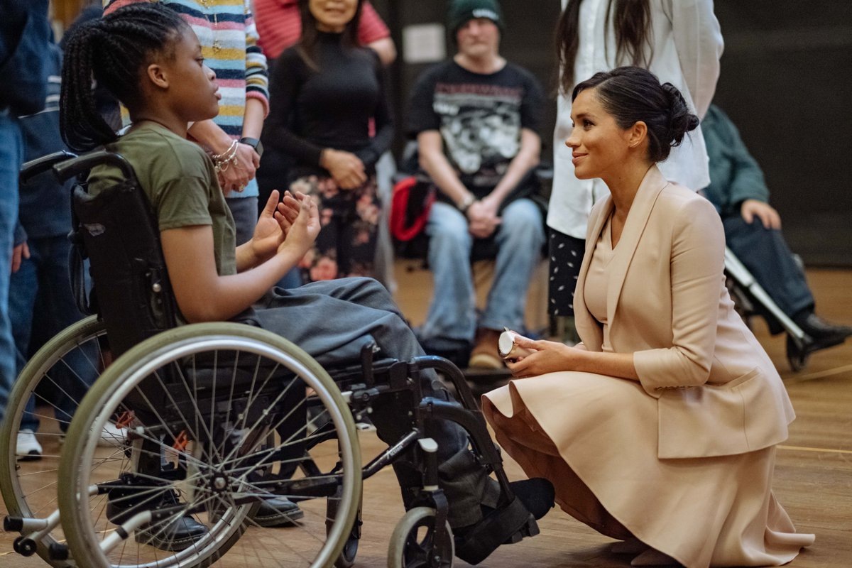 Беременная Меган еще и могла присаживаться на каблуках. Фото PA