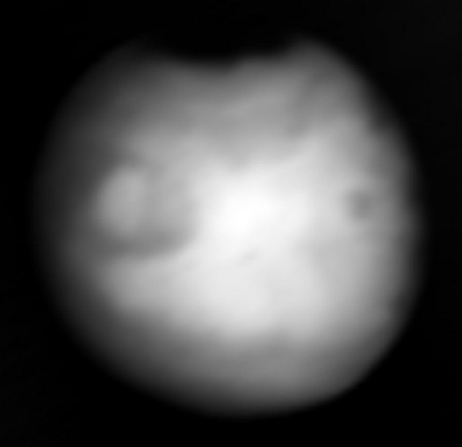 Тепловая карта Марса из нескольких снимков камеры E-THEMIS. Наиболее тёплые зоны около экватора имеют температуру около 0 °C, наиболее холодная полярная шапка — около -125 °C. NASA/JPL-Caltech/ASU.