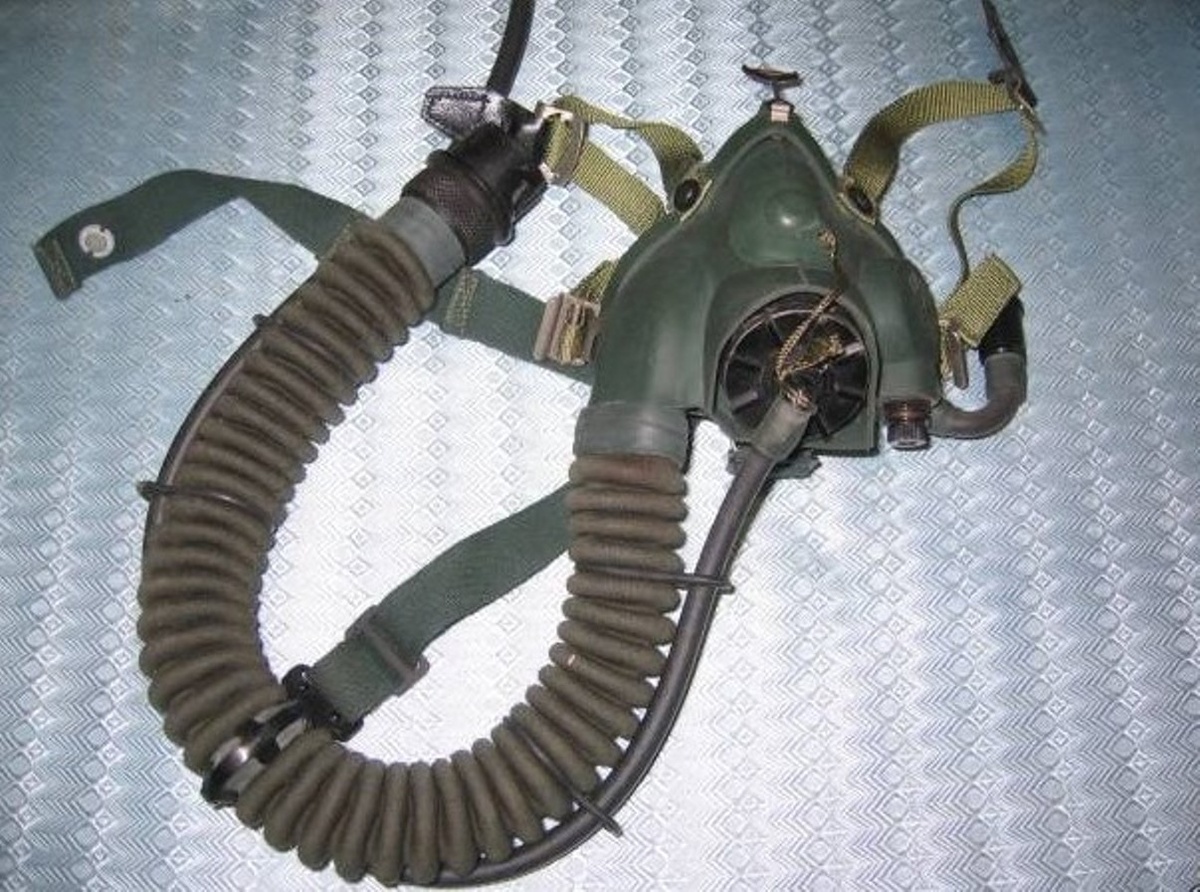 Кислородная маска КМ-32. Подключается к бортовому кислородному оборудованию самолёта.