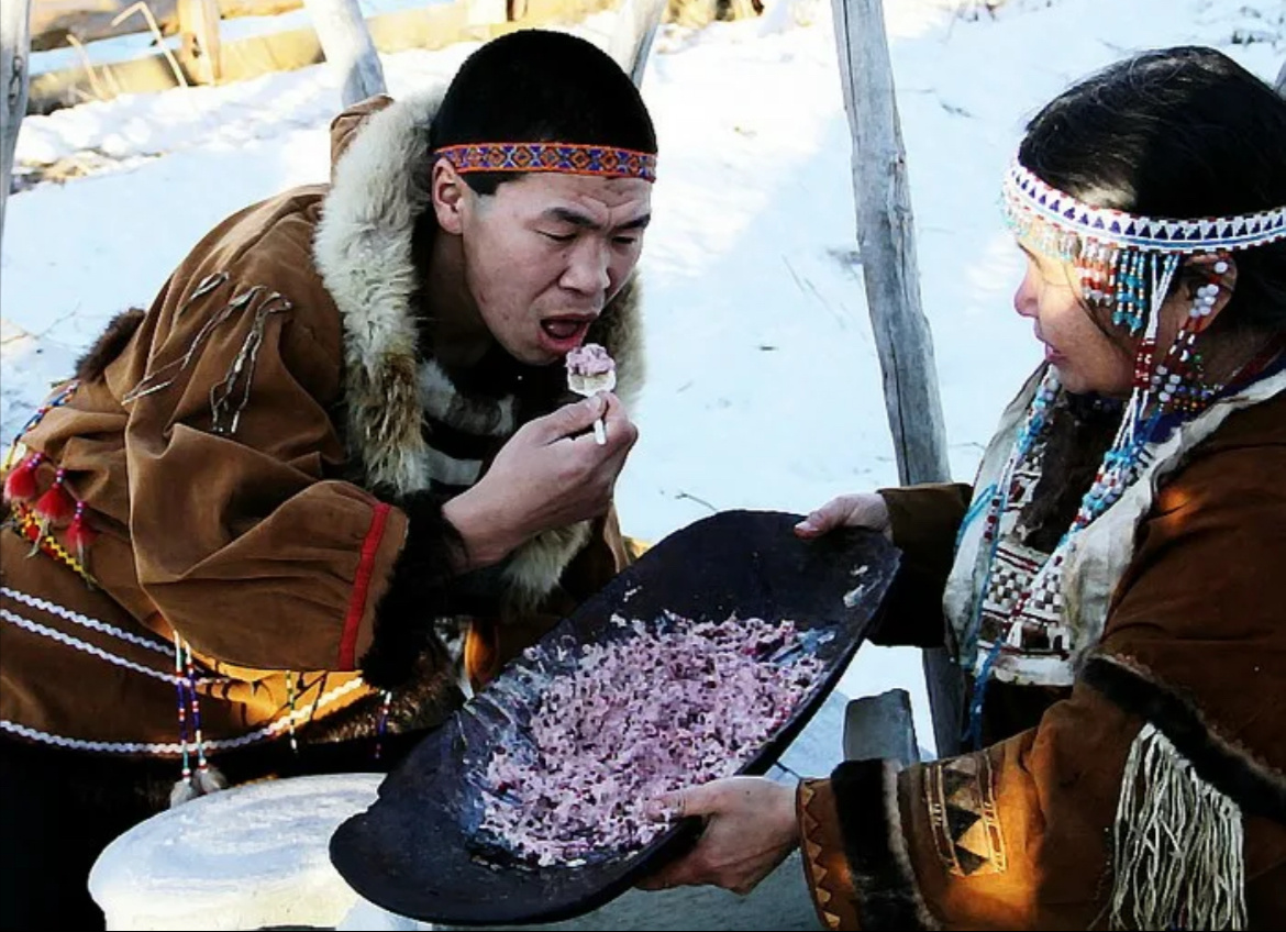 Костный мозг оленя из раздробленных костей выбивается на специальное блюдо и потом подается на стол. Фото из сети