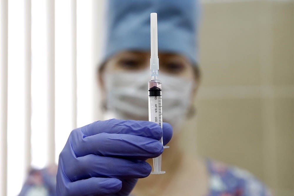    После предполагаемого контакта с вирусом экстренную прививку делают в течение 72 часов. / Артем Геодакян/ТАСС