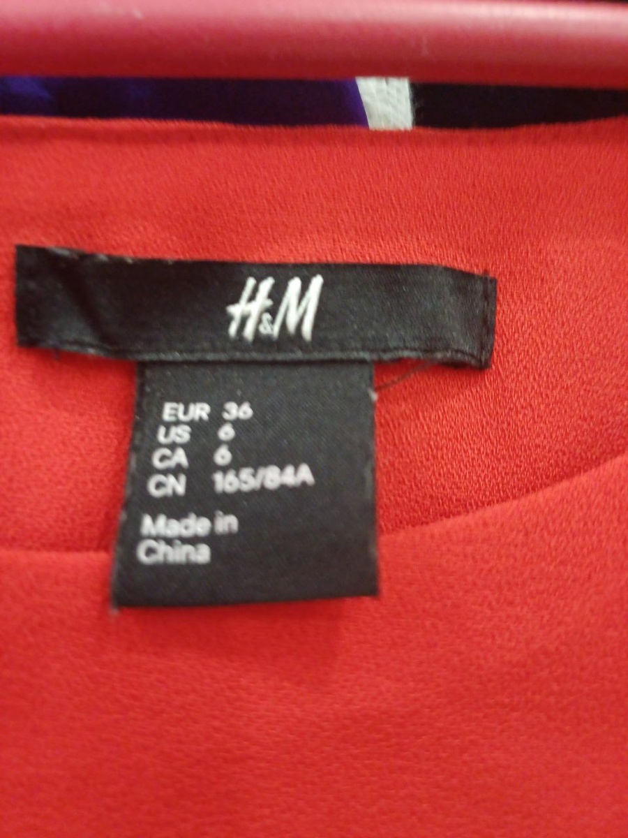 бирка на платье с наименованием бренда