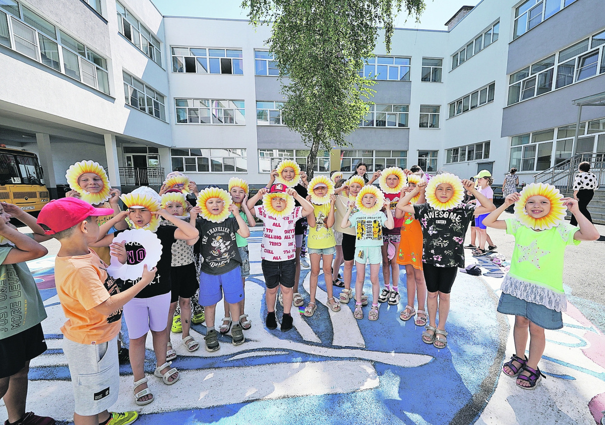 В Мариуполе, вопреки лживой пропаганде укронацистов, налаживается мирная жизнь. Это, например, одна из школ. Фото: Александр СУХОВ/РИА Новости