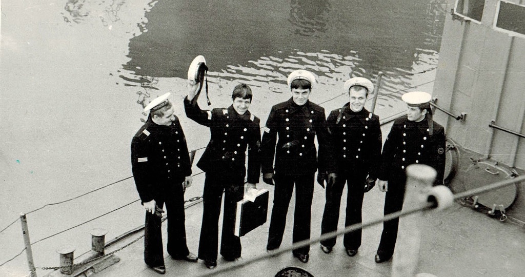 На флоте не "дембельнулся", а "сошёл с корабля"...