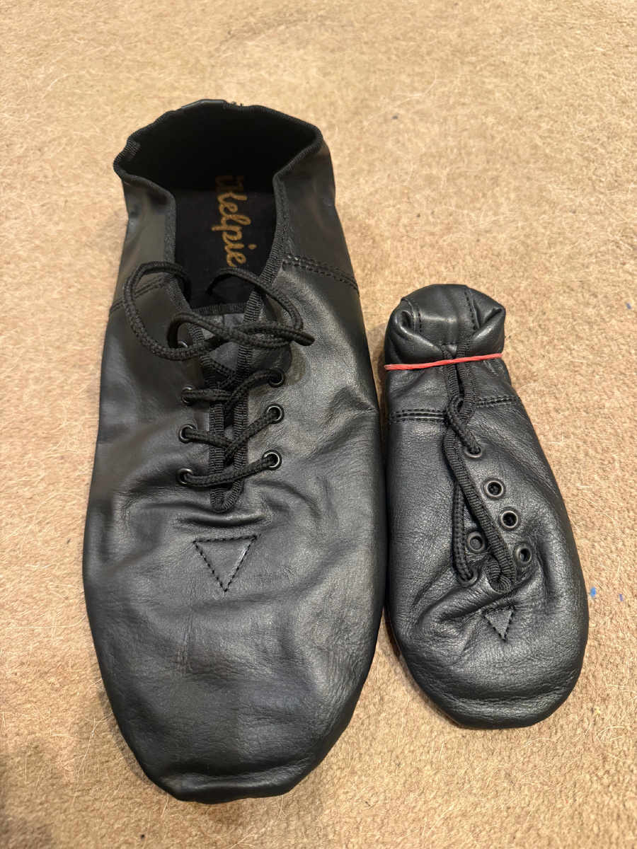 Джазовки. Английский размер 9 - обе пары. Только одни взрослые, другие детские. Фотография из личного архива. 