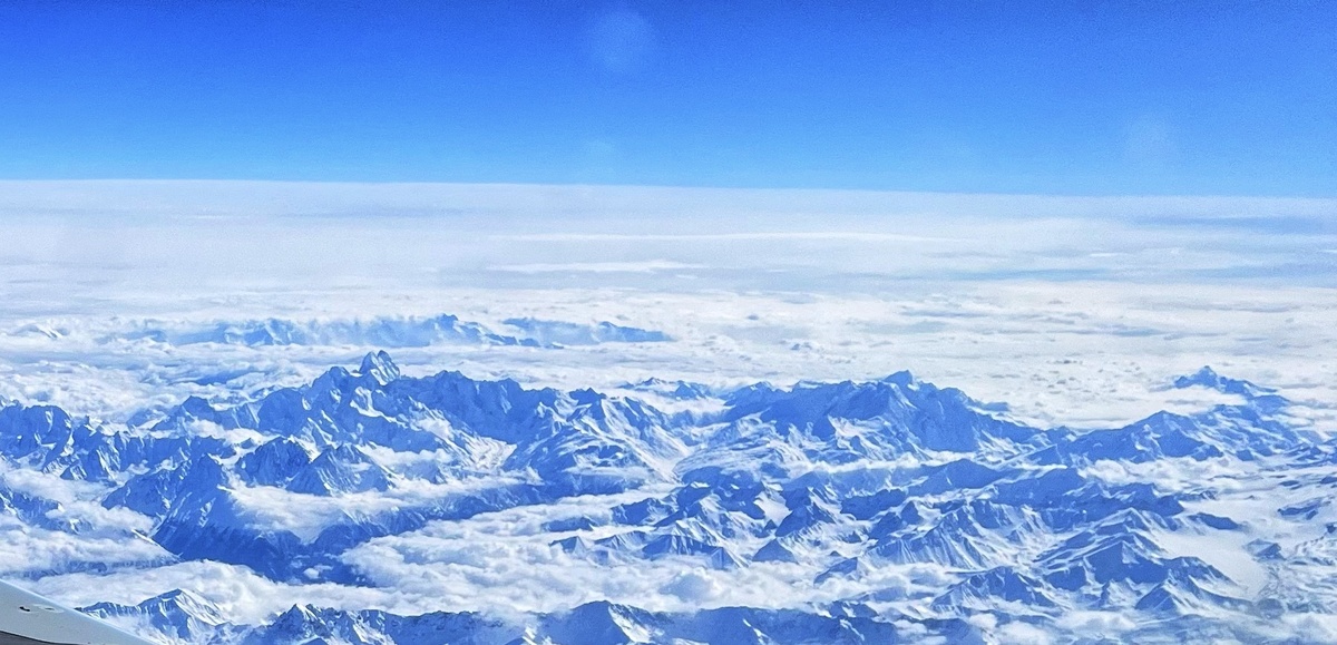 Шикарные Кавказские горы, вид из иллюминатора