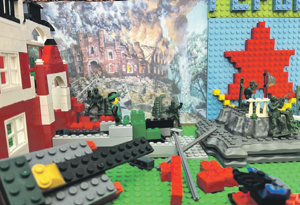 Воспитанники Татьяны Вуккерт собрали из конструктора фрагмент обороны Брестской крепости.