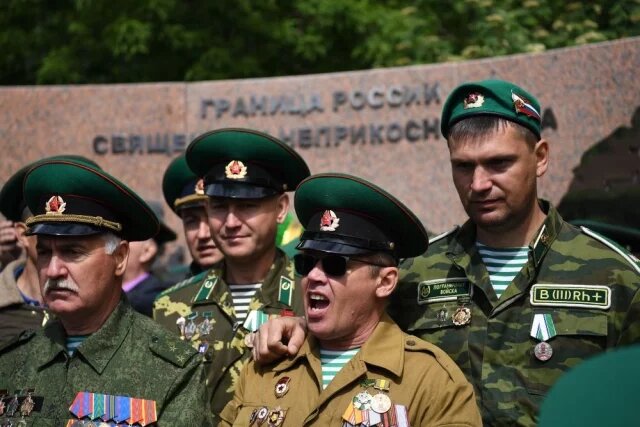    Когда у пограничников появились зеленые фуражки?