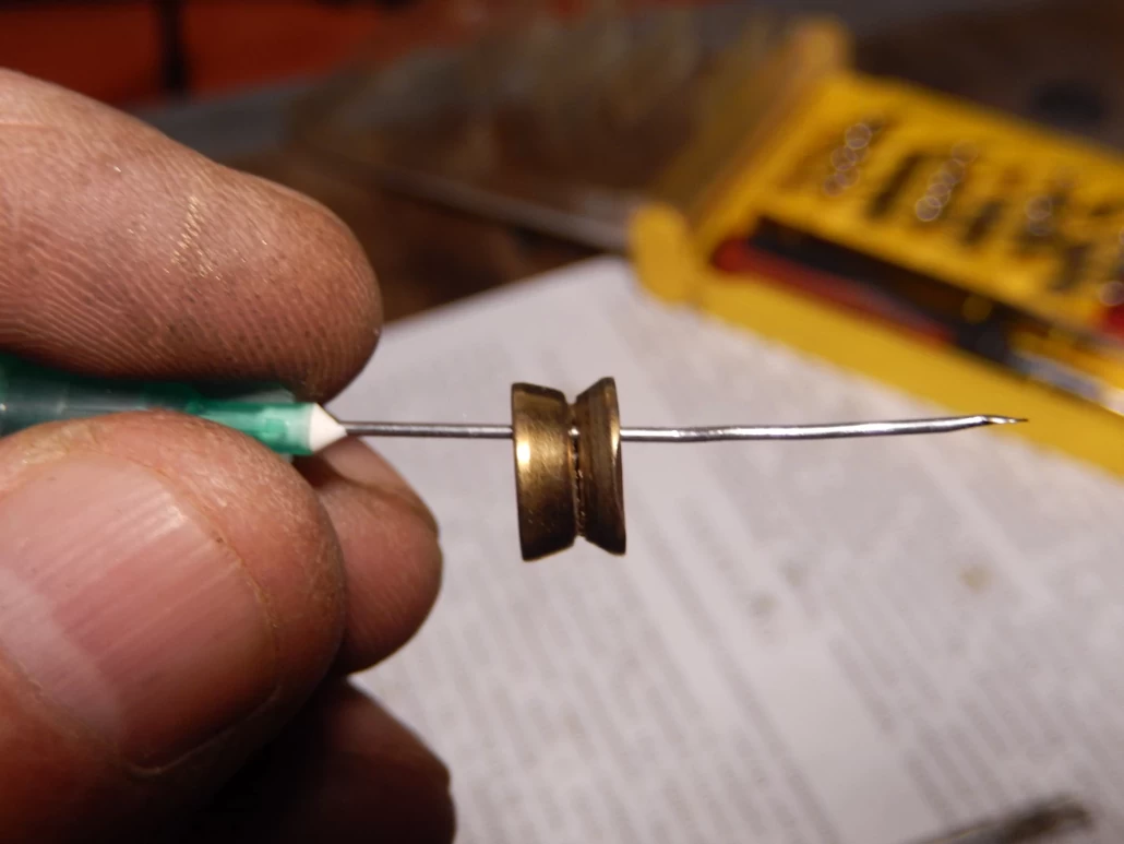 Губитель шнура. Через проточку сделанную шнуром видно медицинскую иглу