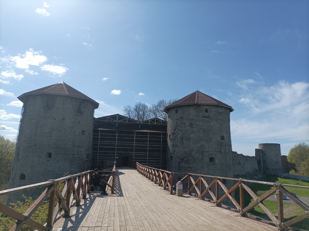 Копорская крепость. Входной мост и воротные башни