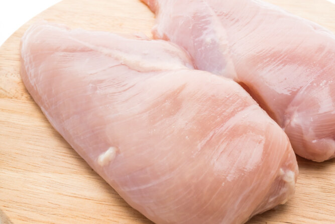     Что значат белые полосы на курином филе?