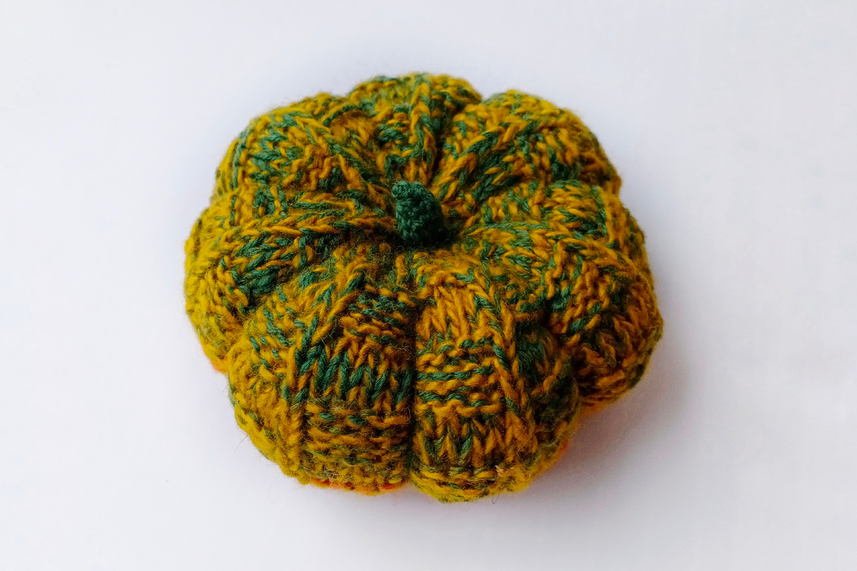 Готовая вязаная тыква спицами