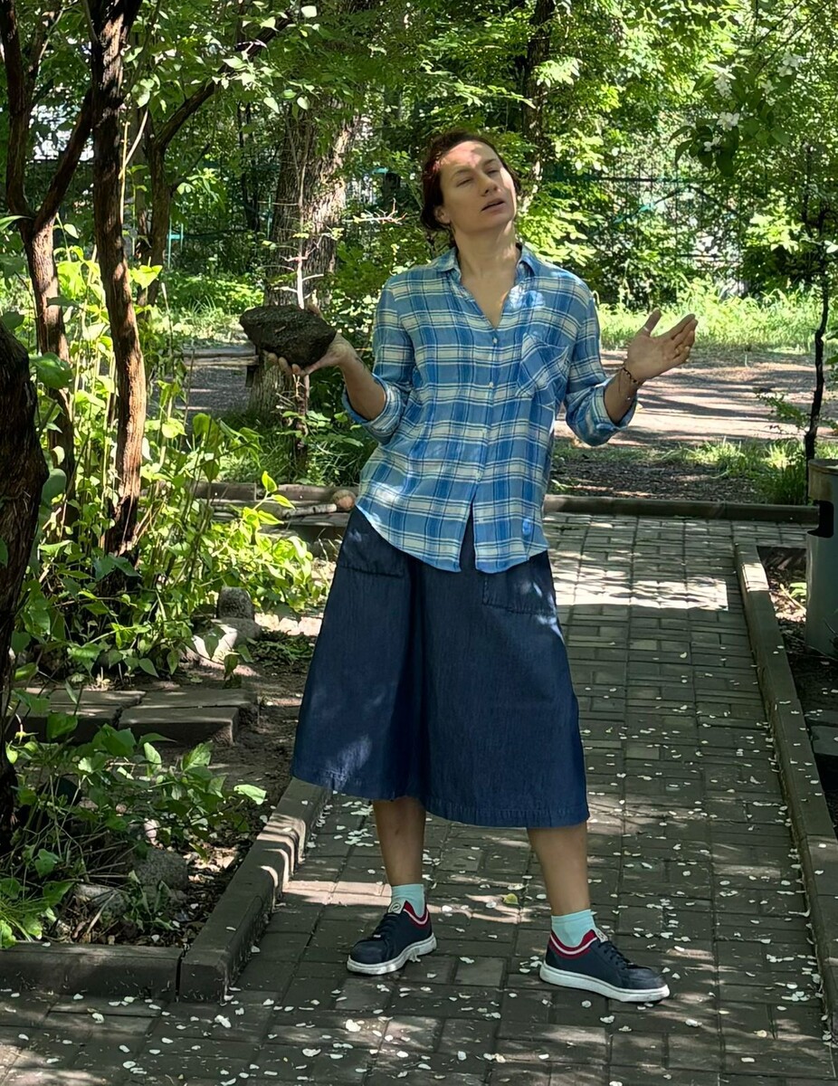 мое осоловелое каникулярное лицо. И не спрашивайте, почему булыжник в руках