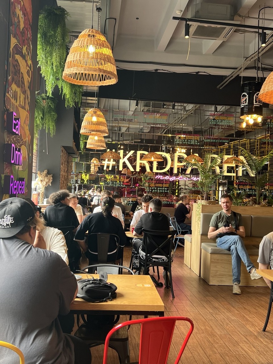 Зал бургерной "Краснодарский парень" в Москве, Бутырская улица дом 46. Фото из личного архива автора. 