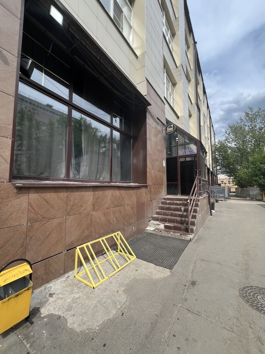 Вход в бургерную "Краснодарский парень" в Москве, Бутырская улица дом 46. Фото из личного архива автора. 
