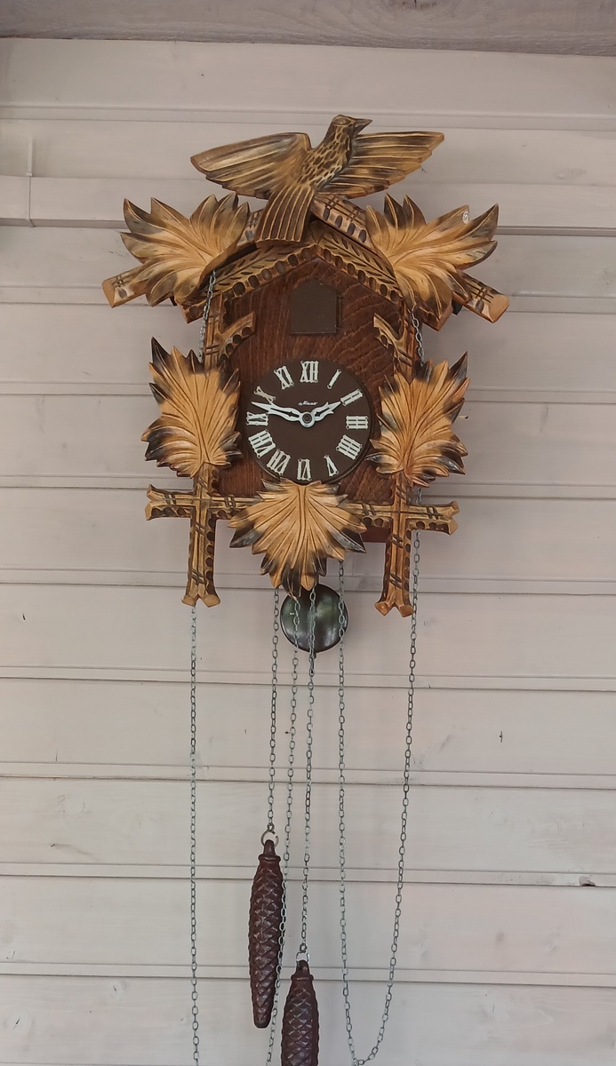 Часы с кукушкой органично вписались в интерьер летней веранды
