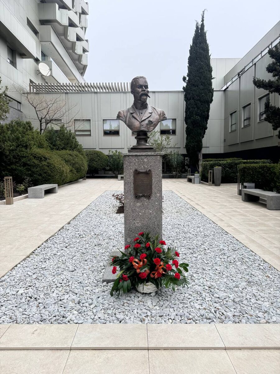 Памятник А. Г. Кузнецову в Форосе. Скульптор Сергей Олешня