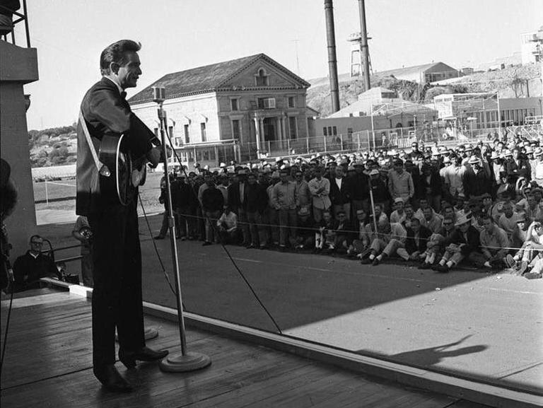 Возможно, тот самый концерт в спартанской, тюремной обстановке