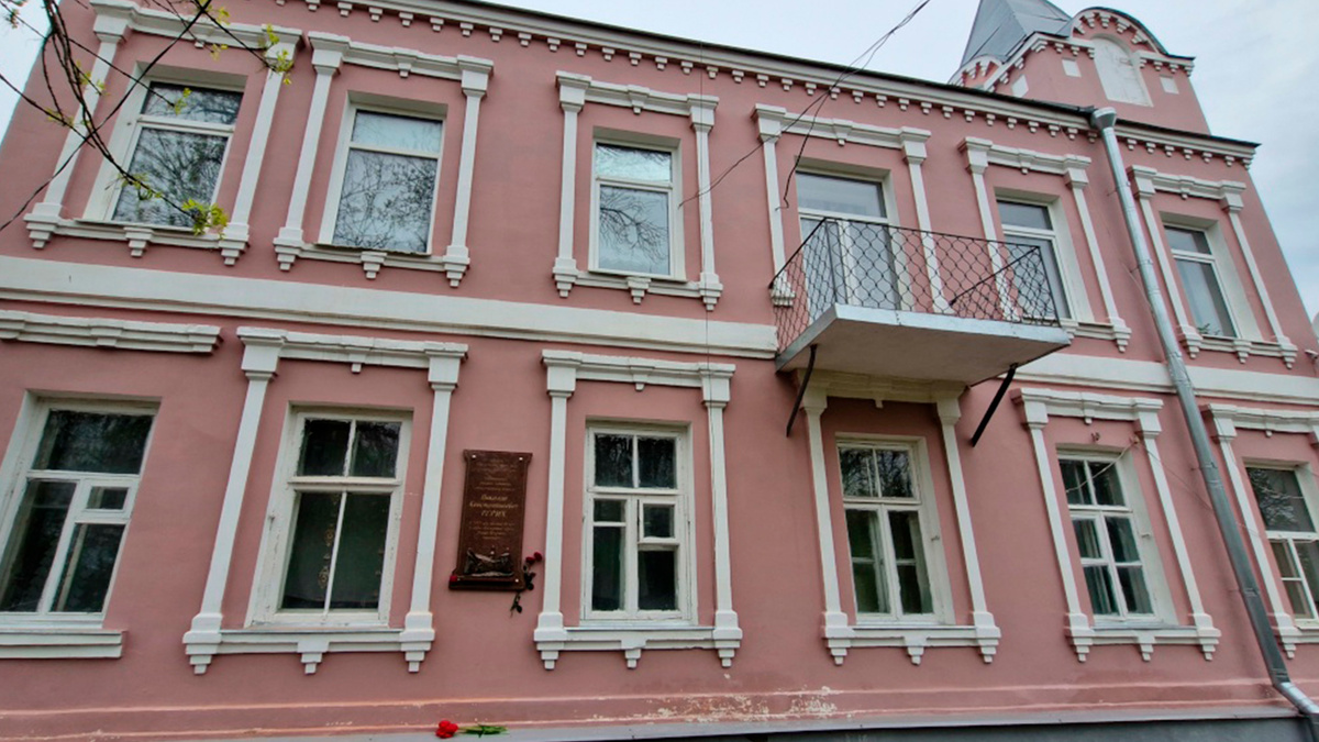 Дом по адресу Печоры, Псковская ул., д. 31 на котором установлена мемориальная доска Николаю Рериху.  Источник: https://clck.ru/3MJoop