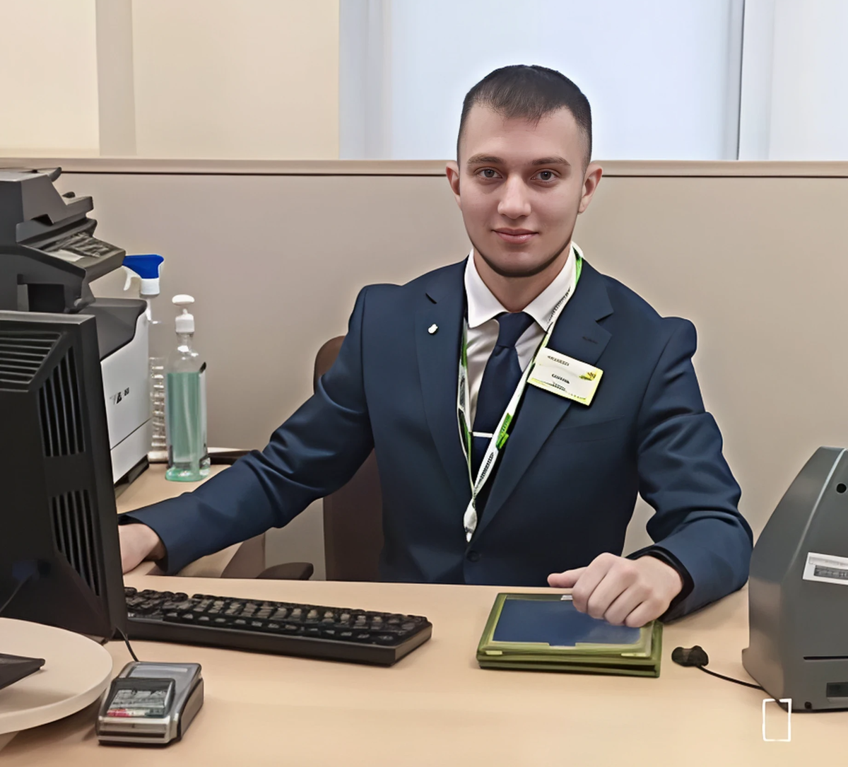 Герой поста, Михаил Исаев, на работе в банке