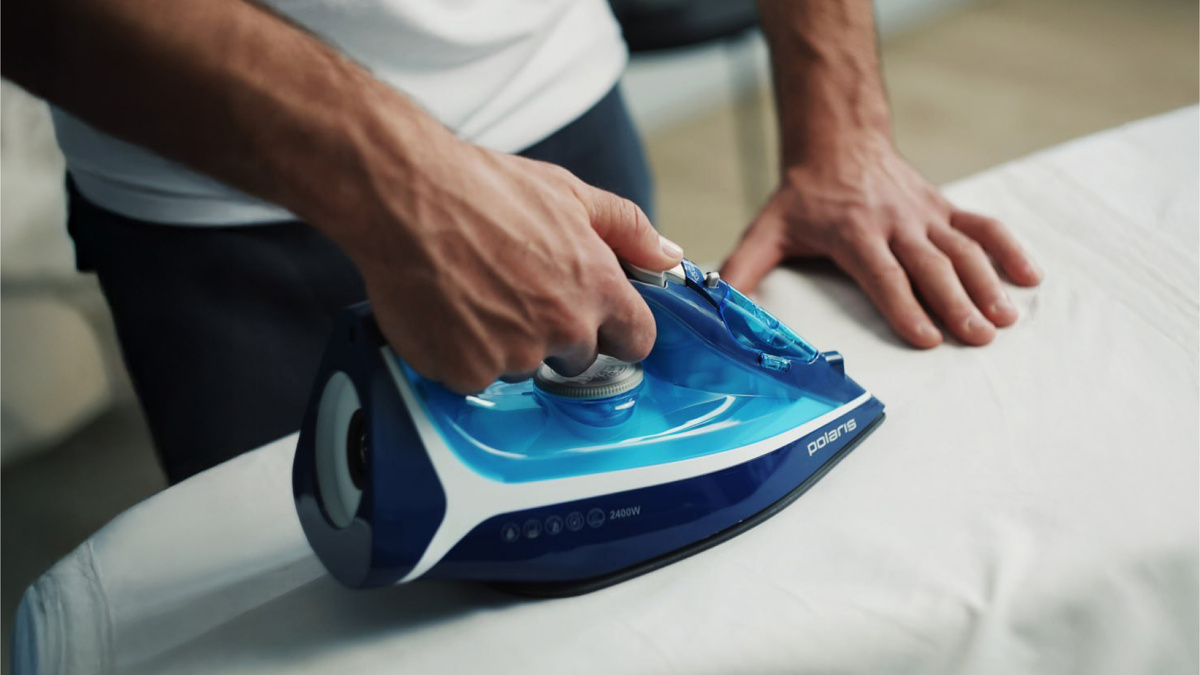 Беспроводной утюг Polaris PIR 2444K Cord[LESS] в работе: эргономичная ручка, нагрев за 5 секунд, отсутствие проводов. Технология COMFY LOCK PRO для удобства.