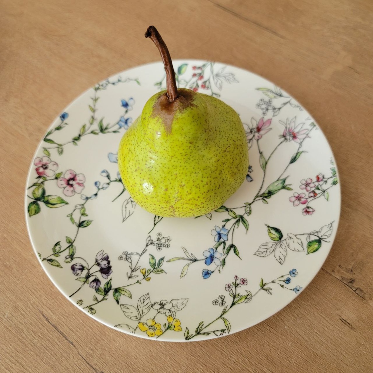 Мои летние тарелки. Покупала перед Пасхой, аккурат перед неделей снегопадов.