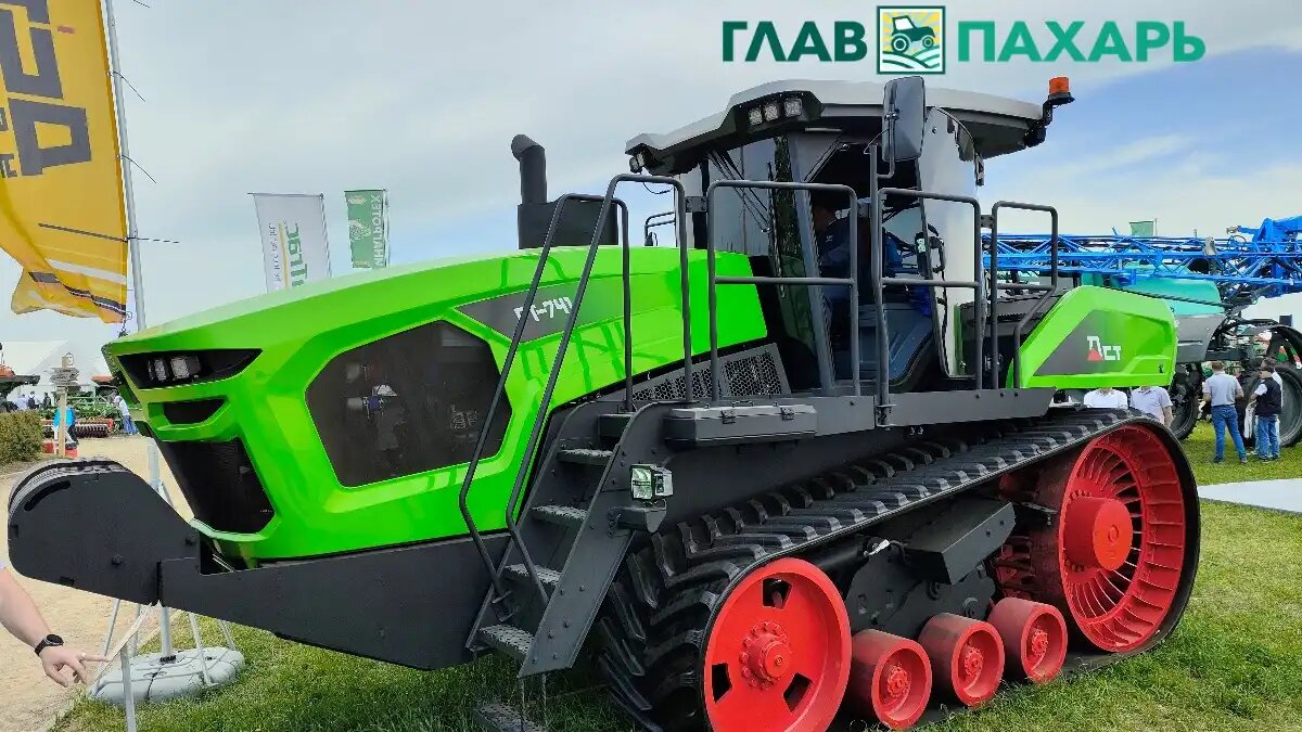Фото: © Артём Борисов / Glavpahar.ru
Аграриям юга РФ впервые показали гусеничный трактор FT-741 от ДСТ-Урал
