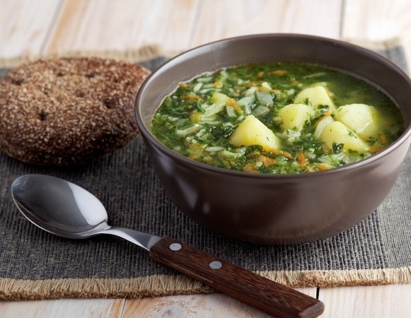 Щавель, бульон и немного сметанки: вот как сварить насыщенный зеленый борщ