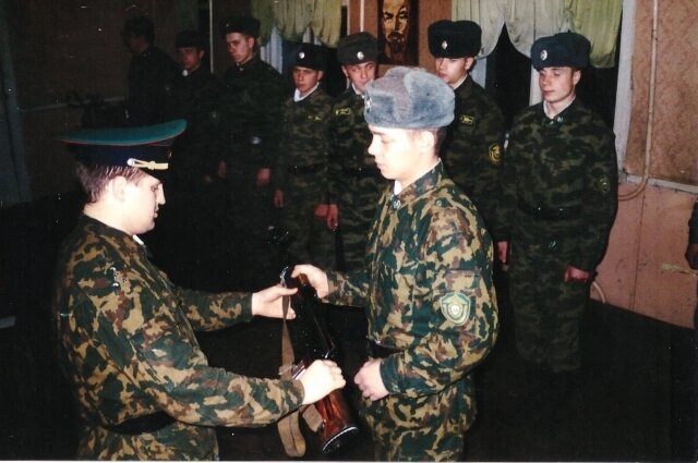    Блажнов получает автомат на заставе. Фото: Из личного архивa/ Павел Блажнов