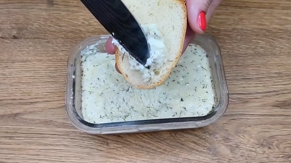 Уже давно не покупаю творожный сыр, готовлю его сама, дома на сковороде. Нежный и очень вкусный