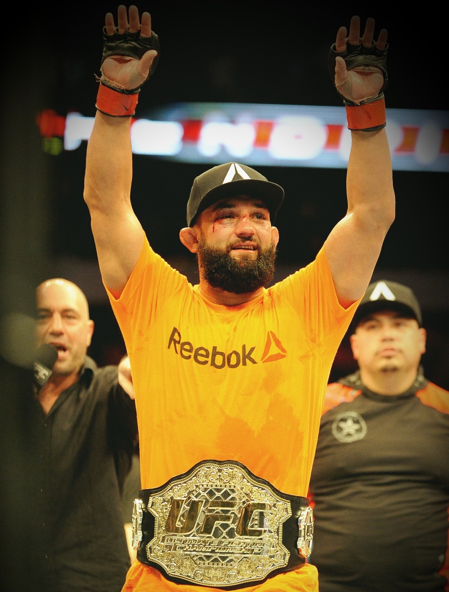 Джонни Хендрикс с титулом UFC