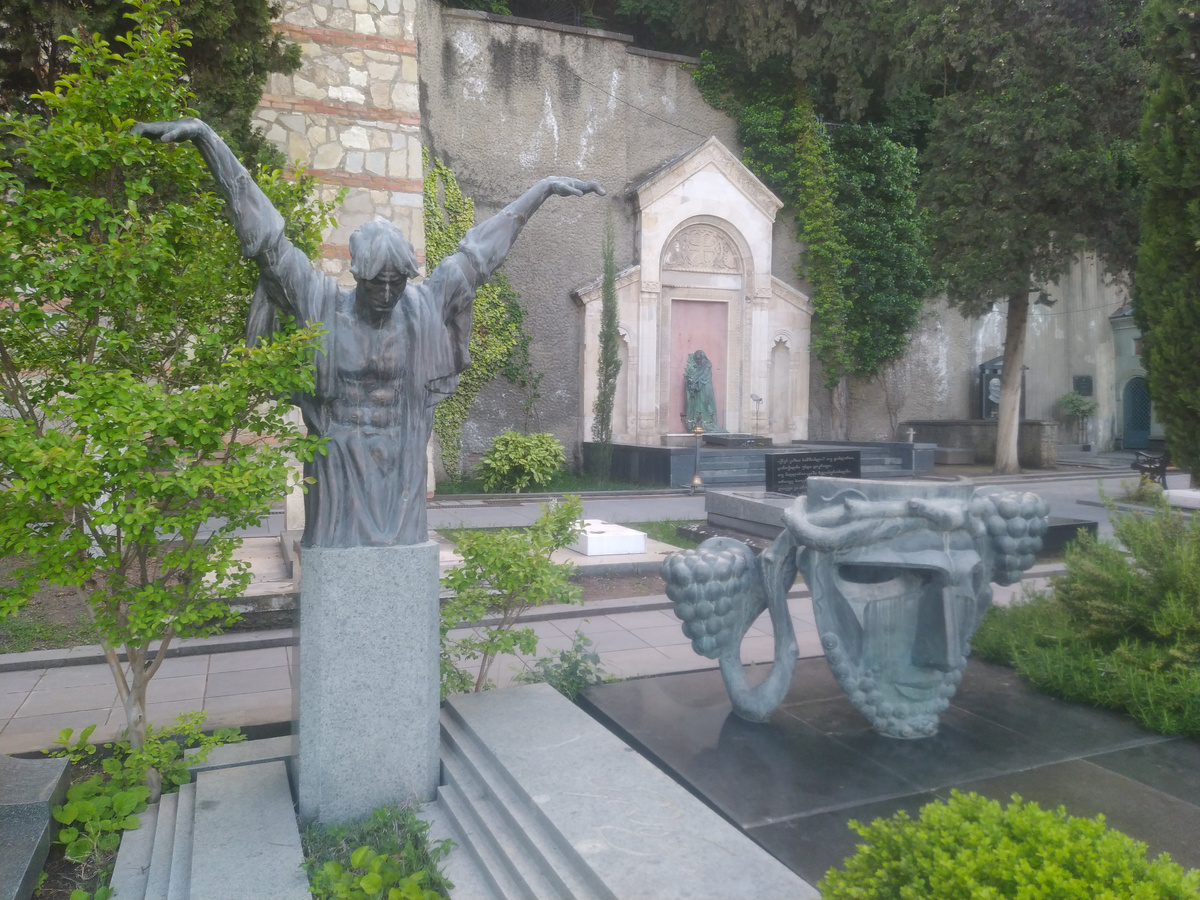 Занятные надгробия на пантеоне Мтацминда в Тбилиси