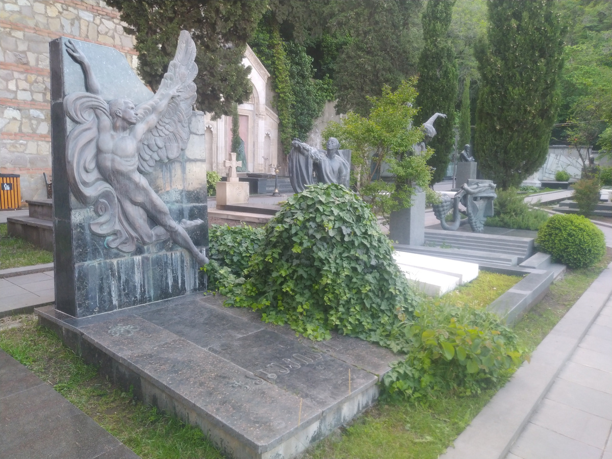 Занятные надгробия на пантеоне Мтацминда в Тбилиси