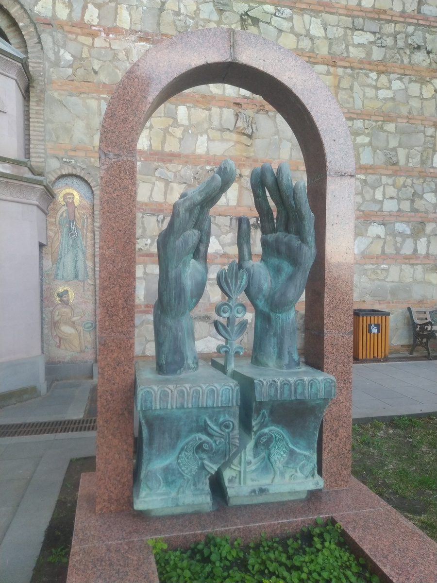 Занятные надгробия на пантеоне Мтацминда в Тбилиси