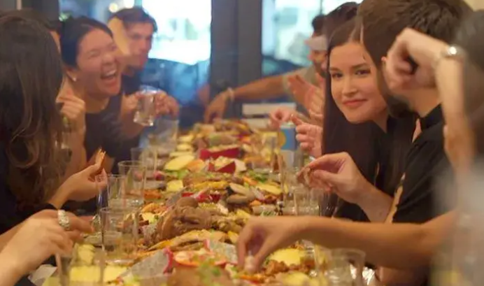 Ни у кого здесь нет вилки, как они доверяют друг другу, что мыли руки!