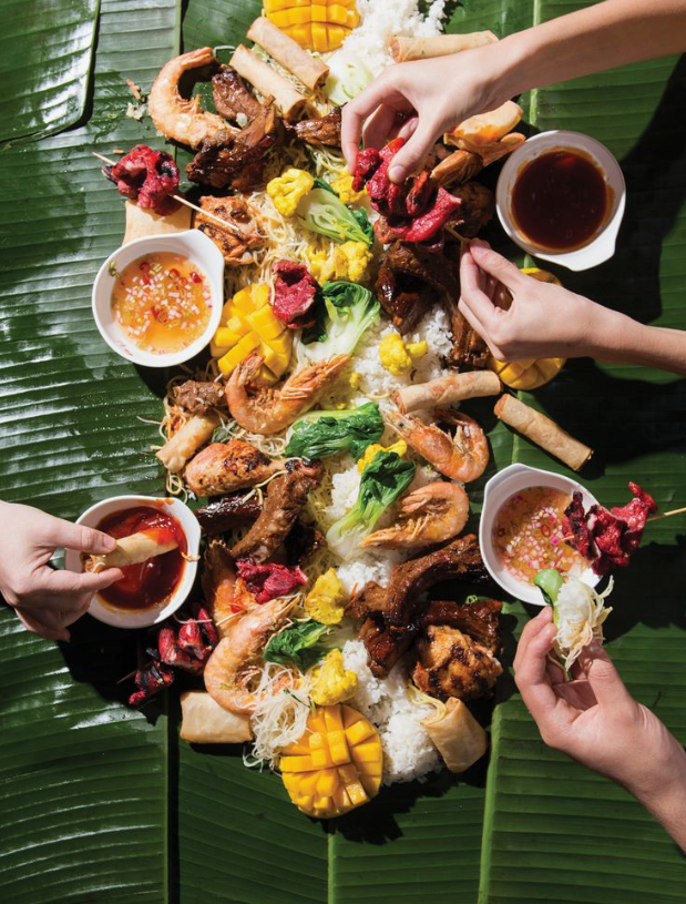 Рис, манго, мясо. Еда простая, но пальчики оближешь. 