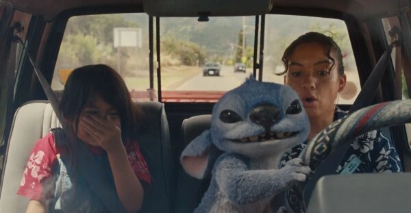 «Лило и Стич» во многом сохраняют дух оригинала. Фото © Кадр из фильма «Лило и Стич», режиссёр Дин Флейшер-Кэмп, сценарист Chris Kekaniokalani Bright и др. / Kinopoiskatomic:embed 2
