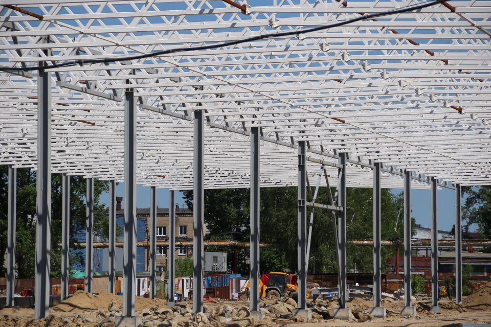    Строительные работы на территории бывшего моторного завода (пр. Космонавтов, 8/4). Источник: Виталий Барабаш