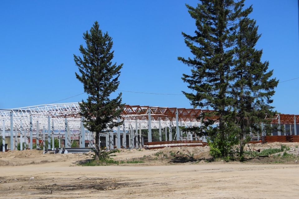    Строительные работы на территории бывшего моторного завода (пр. Космонавтов, 8/4). Источник: Виталий Барабаш