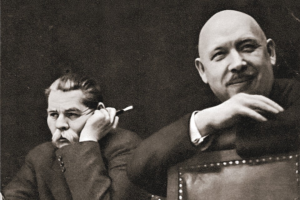    Горький и Бедный на II пленуме правления советских писателей. 1935 год. В это время Бедный был, пожалуй, не менее популярным, чем прославленный «буревестник». Фото: Wikimedia Commons