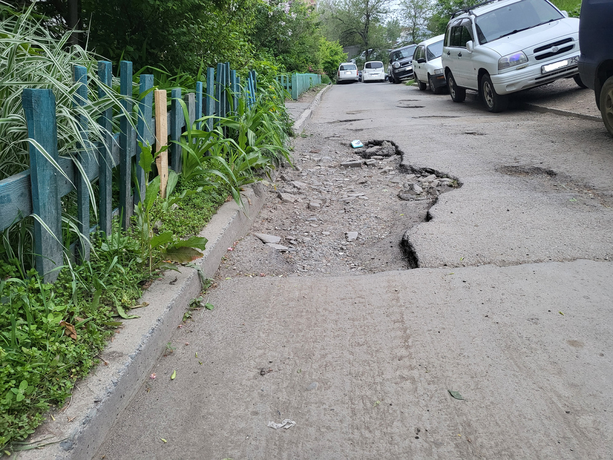 ул. Кирова, д. 70. Придомовой проезд в неудовлетворительном состоянии и не соответствует никаким нормативам ни по ширине ямы, ни по  глубине, ни по длине. 