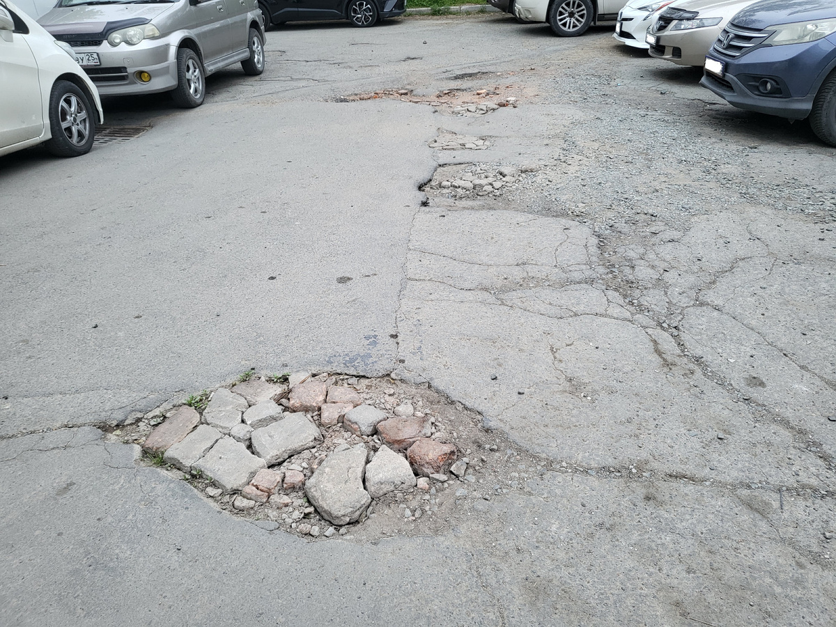 Многие ямы уже не позволяют проехать легковому транспорту без причинения ущерба последнему, поэтому тщательно заделываются жильцами подручным материалом - кирпичами, штукатуркой, битым бетоном и т.д. Временно помогает, но ненадолго. 