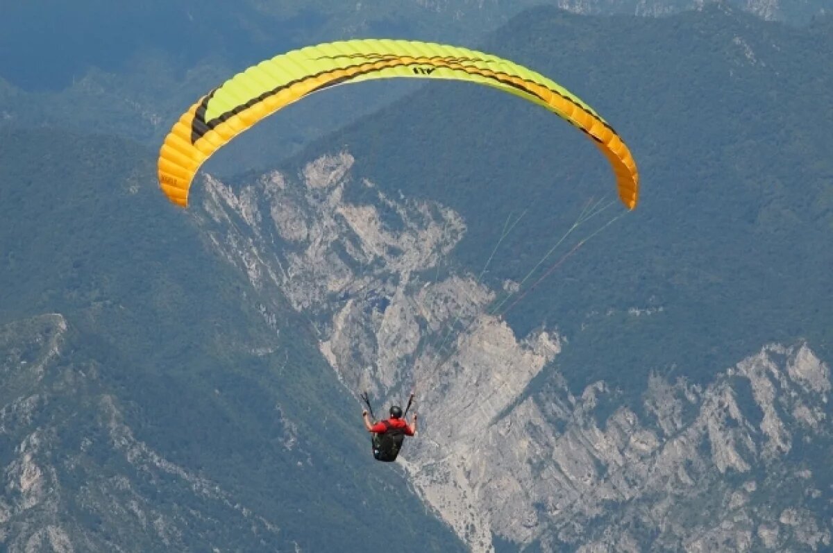    В Китае парапланерист едва не замерз насмерть, когда его затянуло в облака