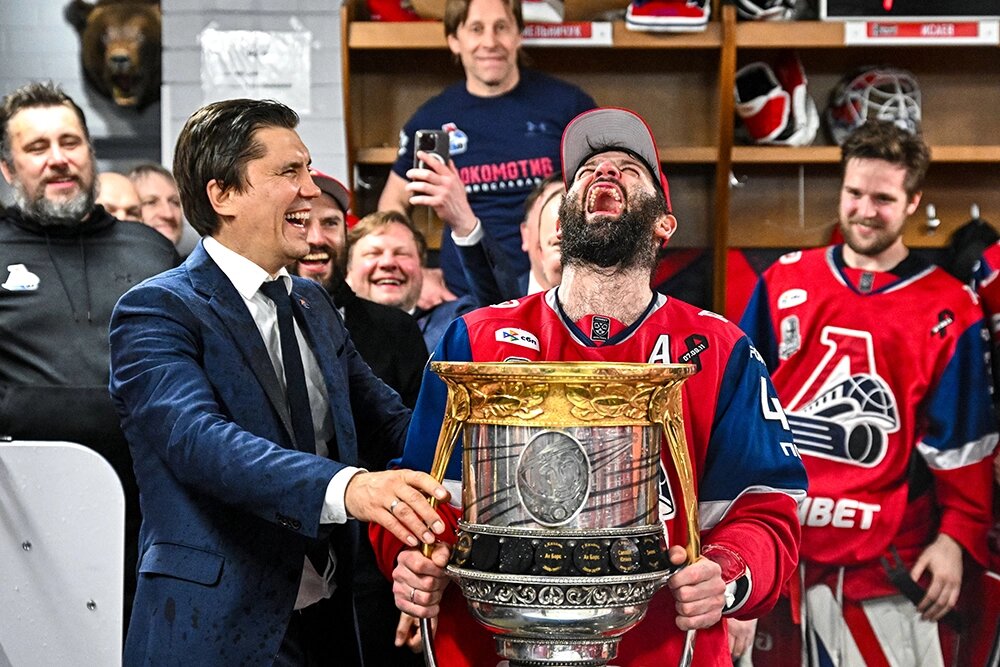    Главный тренер ХК «Локомотив» Игорь Никитин и Александр Радулов празднуют победу. Фото: РИА Новости/ Сергей Бобылев