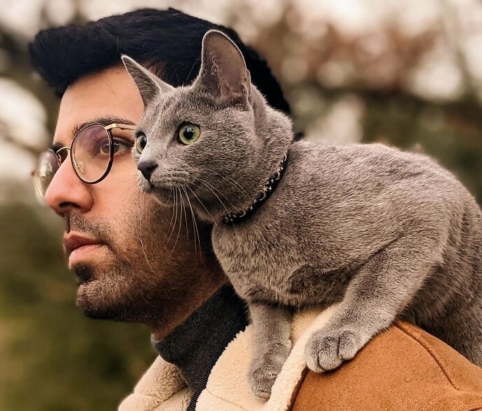 мужчина с котом на плече