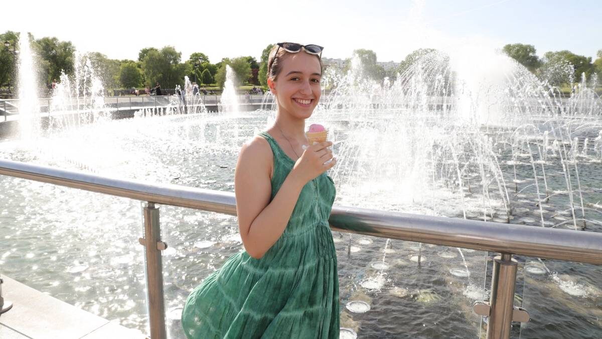    Ученица 11-го класса Вера Новикова охлаждается в жаркий день у фонтана в «Царицыне» / Фото: Анатолий Цымбалюк / Вечерняя Москва