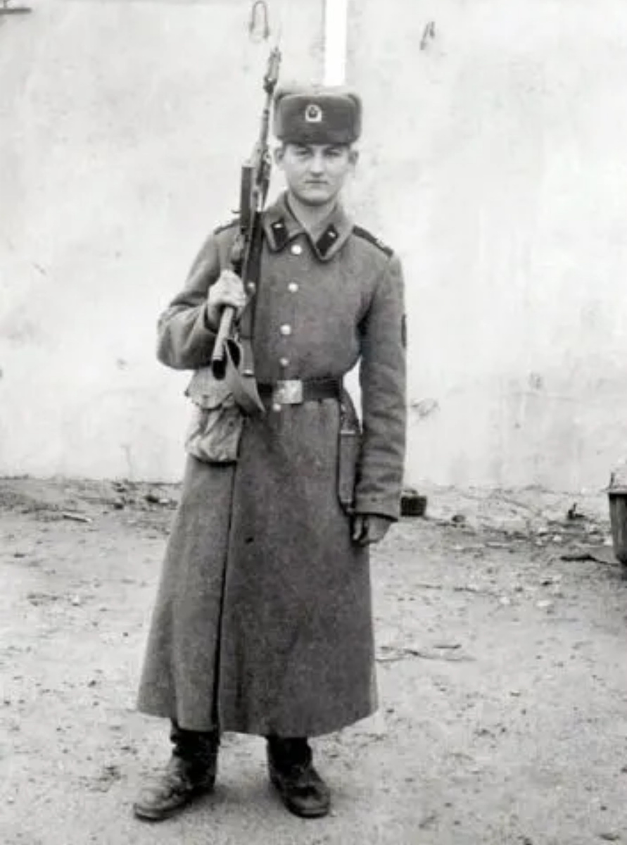 Часовой. Фото из группы части автора в ‘ОК’.