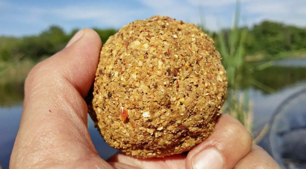 Самодельная прикормка для ловли леща. Источник фото yarkoeplamya.ru